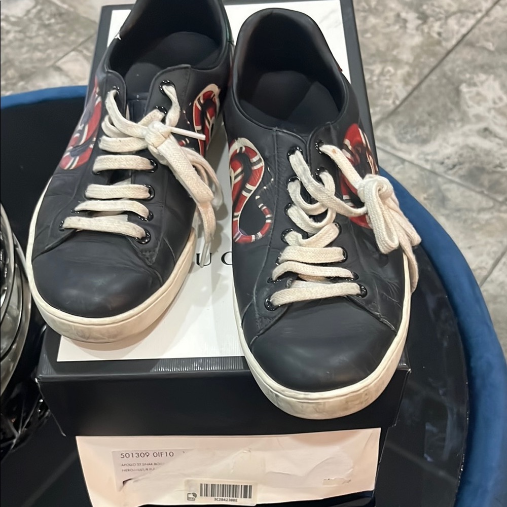 Gucci Black and Red Sneakers Classic Low-Top Design